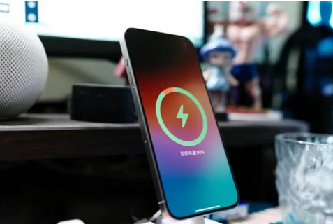 鹤峰苹果15换屏服务分享用什么充电器给iPhone15充电更好 